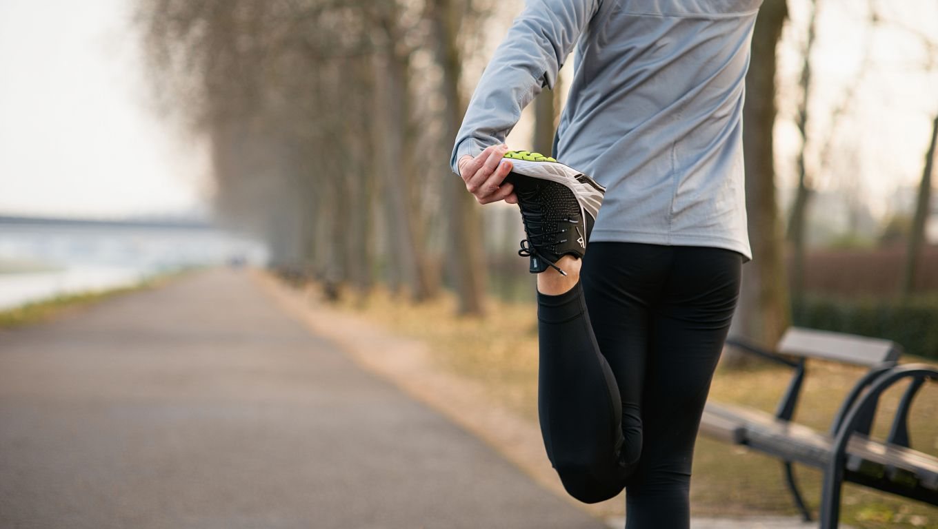 Coureur effectuant une routine de mobilité de hanche après une sortie