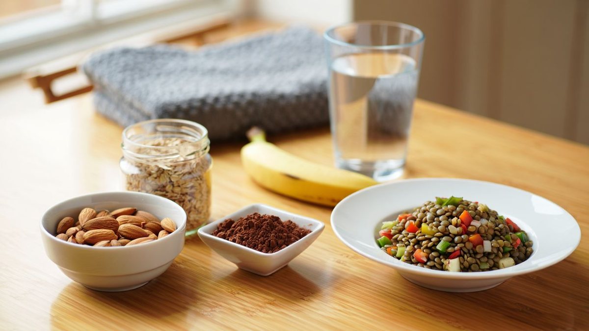 Repas sportif simple avec oléagineux légumineuses céréales complètes et verre d’eau sans texte ni marque visible
