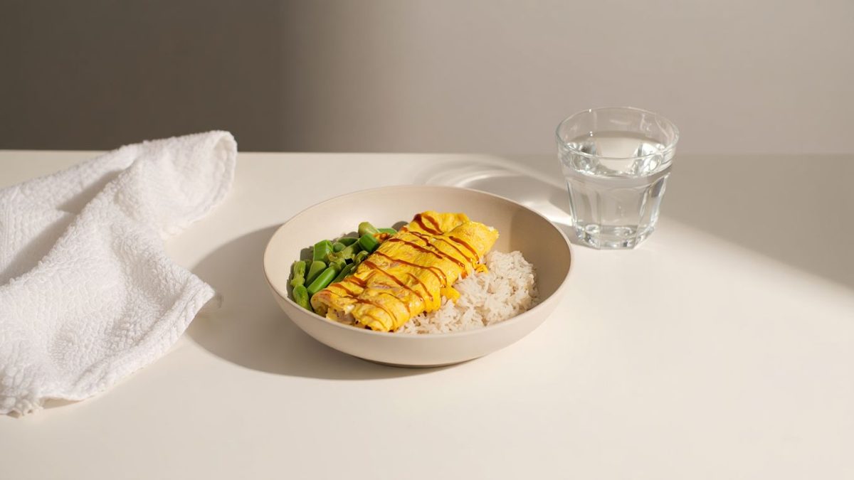 Repas simple de récupération après une séance de sport avec eau et serviette