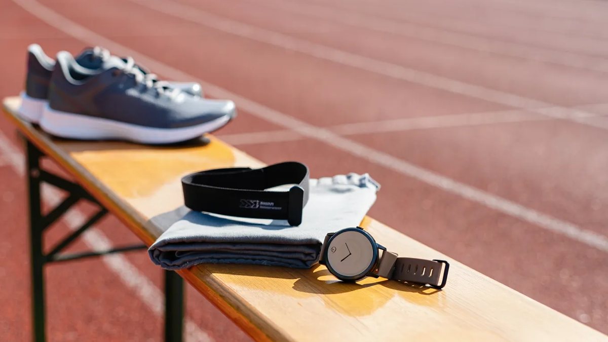 Montre GPS cardio et chaussures de sport sans marque visible