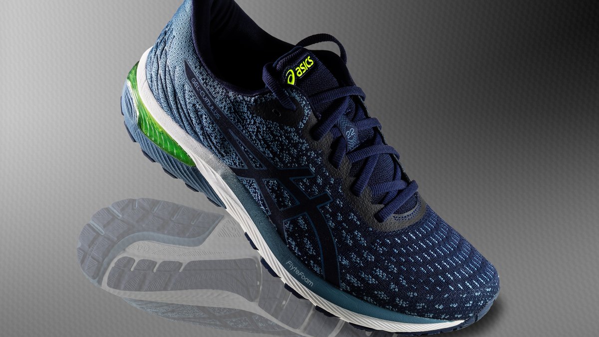 Chaussures de running posées sur piste sans texte ni logo
