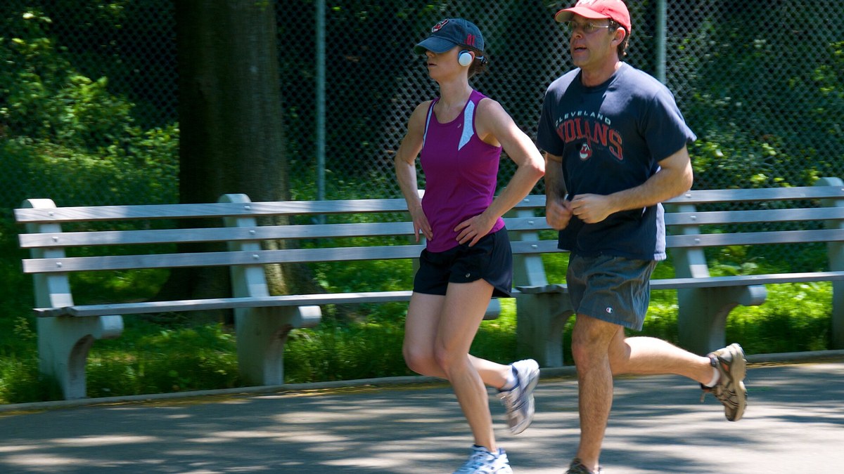 Coureuse débutante en footing facile dans un parc