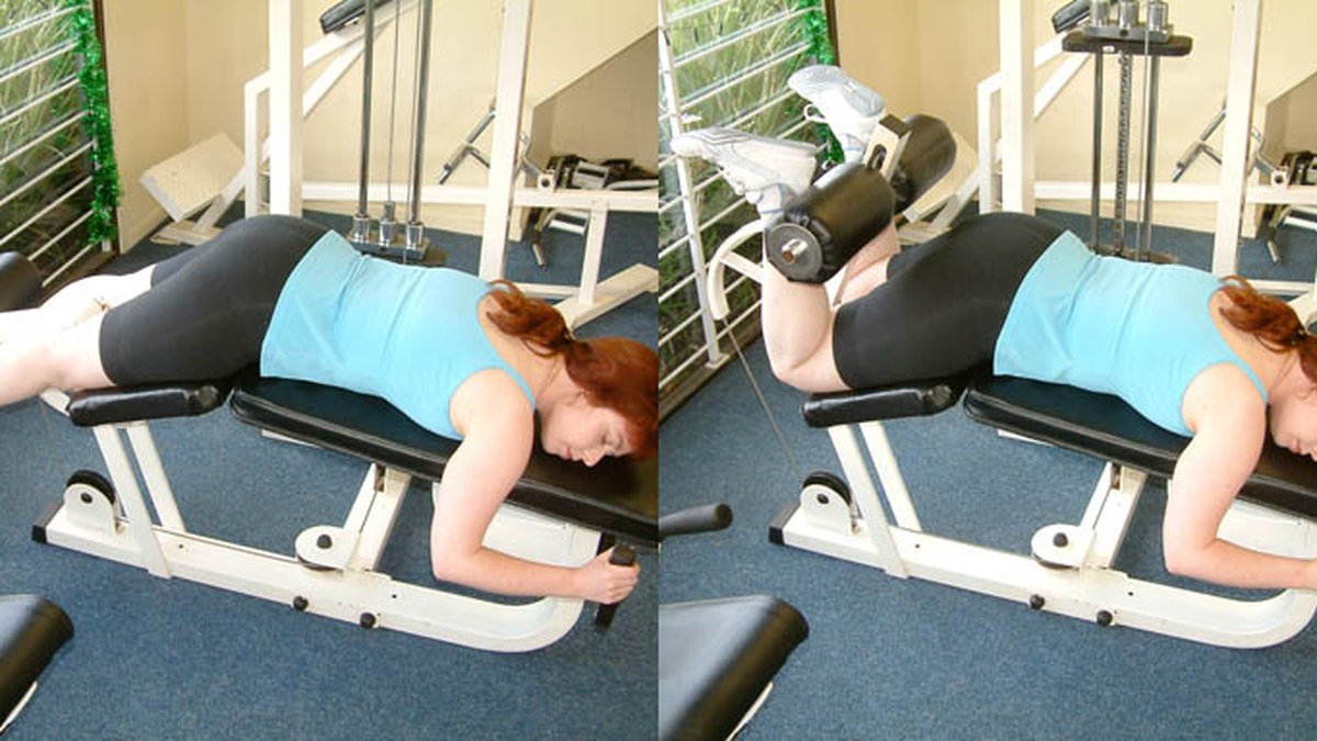 Sportif sur machine de leg curl en salle