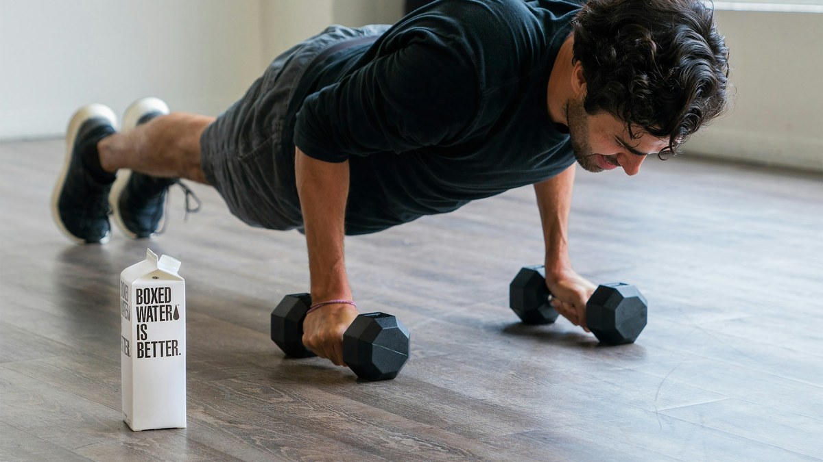 Sportive réalisant un étirement doux des quadriceps après une séance jambes