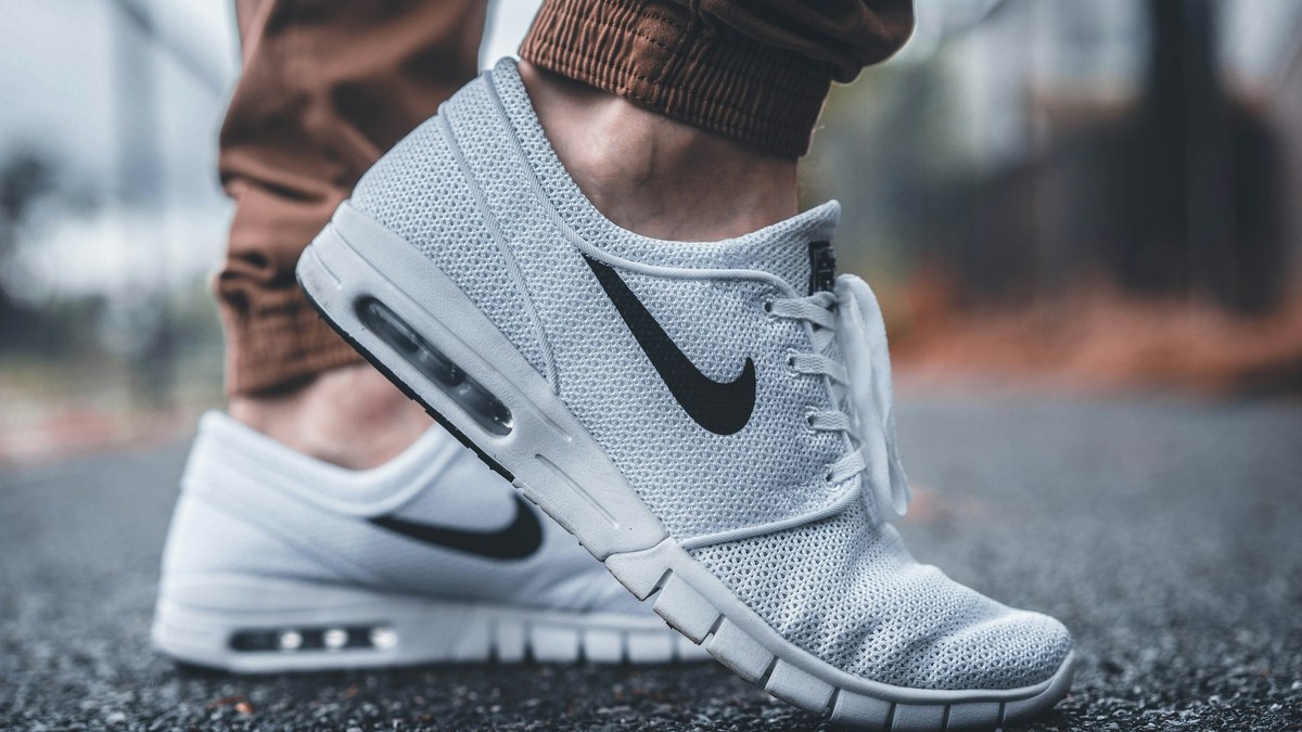 Coureuse ajustant le laçage de ses chaussures running avant une sortie