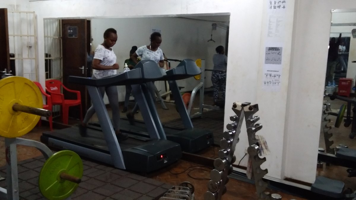 Sportif marchant sur tapis après une séance de musculation