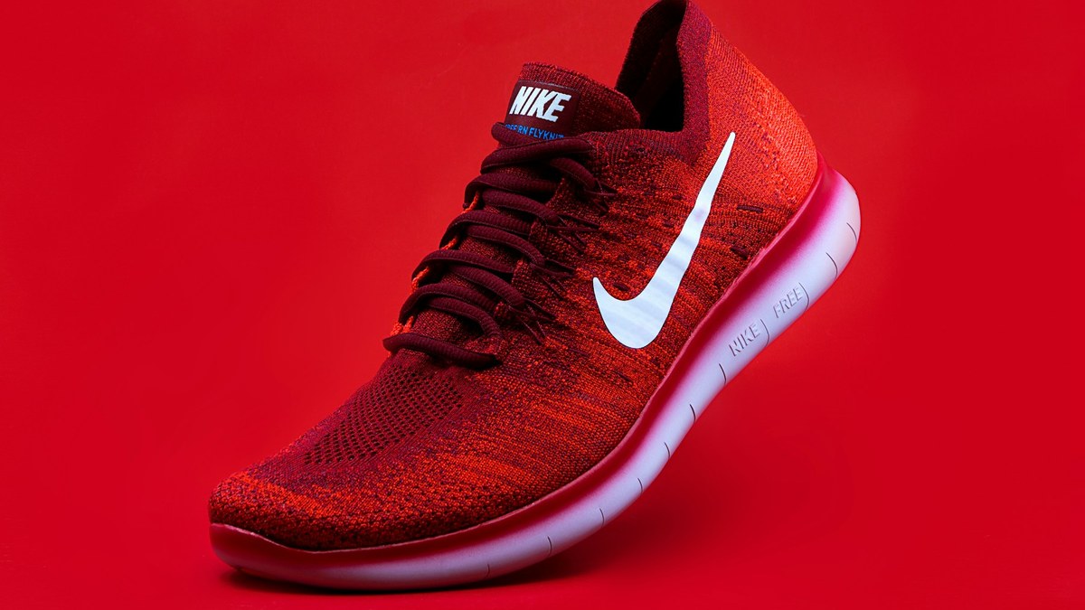 Coureur attachant ses chaussures de running avant une sortie sur chemin