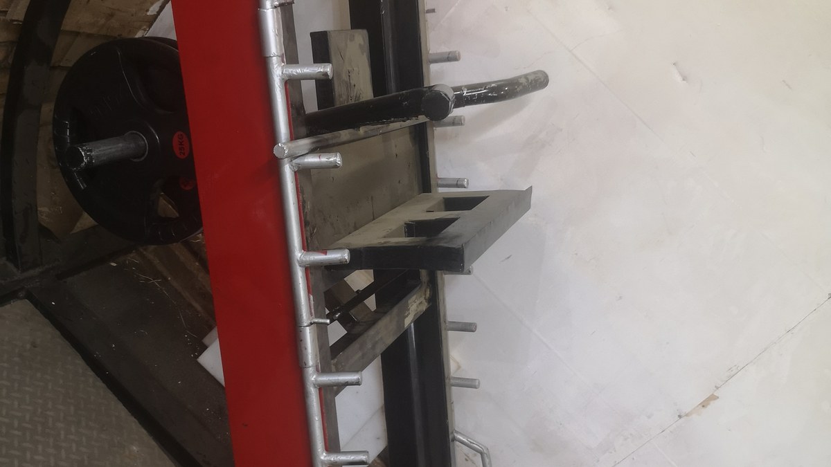 Sportive réalisant un step-up contrôlé sur un banc bas en salle de sport