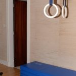 Adulte en salle faisant du vélo très doux après une séance jambes sans logo visible