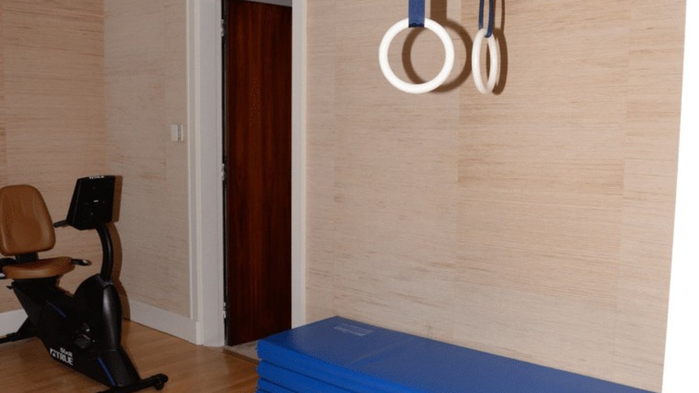 Adulte en salle faisant du vélo très doux après une séance jambes sans logo visible