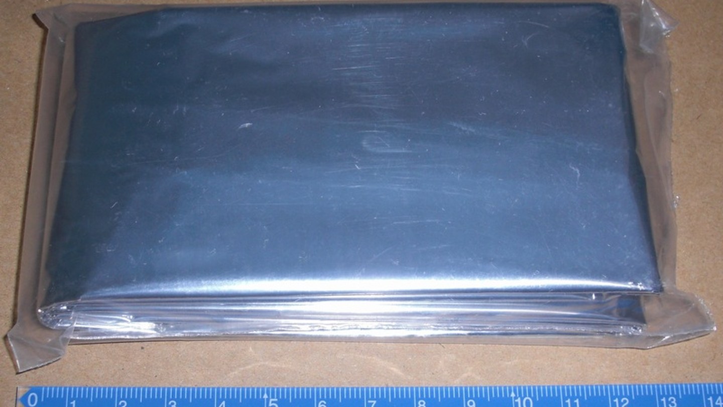 Couverture de survie compacte argentée et dorée sans texte visible