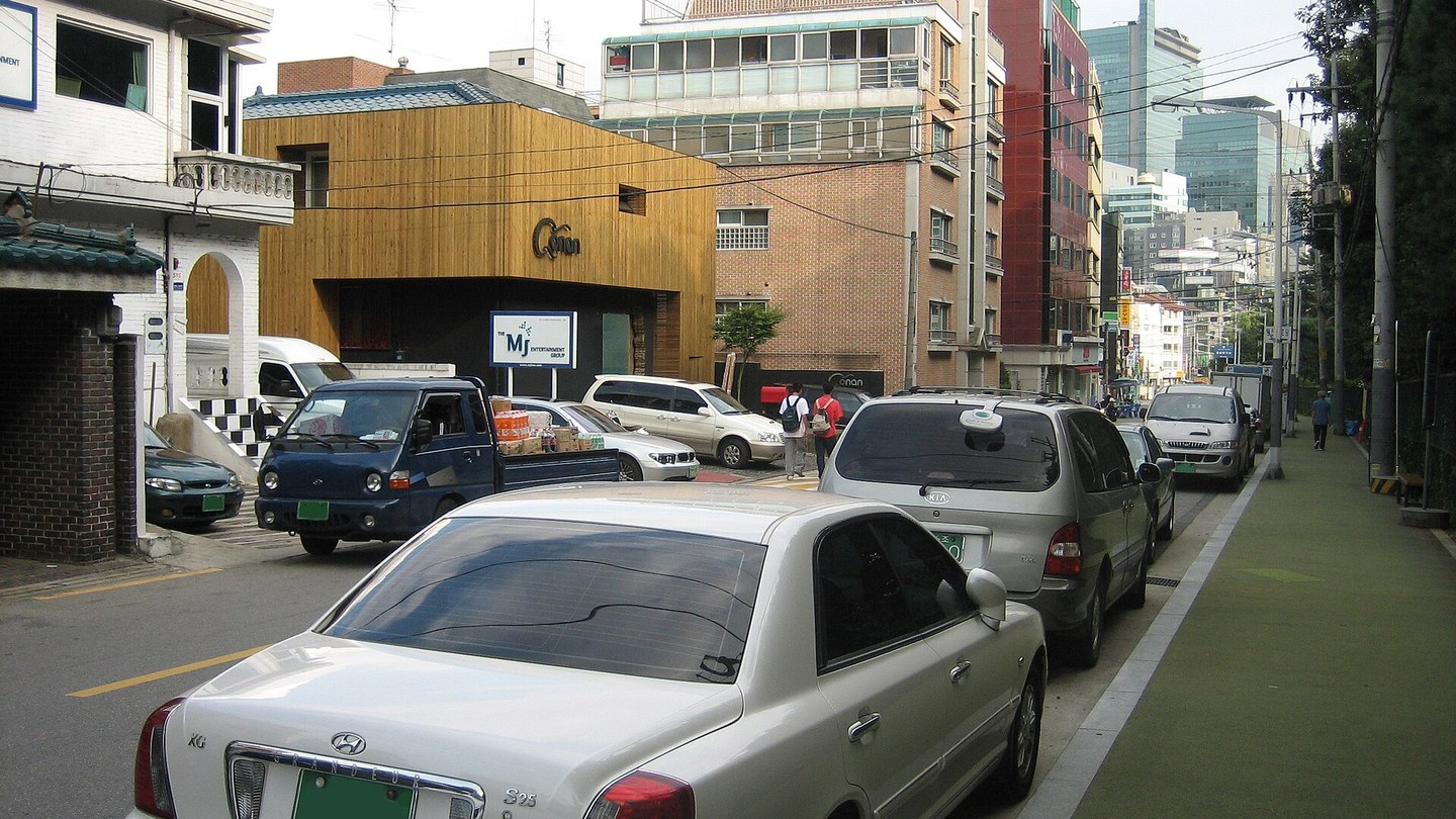 Coureur débutant sur chemin plat à allure facile avec montre de sport sans marque visible