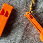 Sifflet orange de sécurité trail sans texte visible