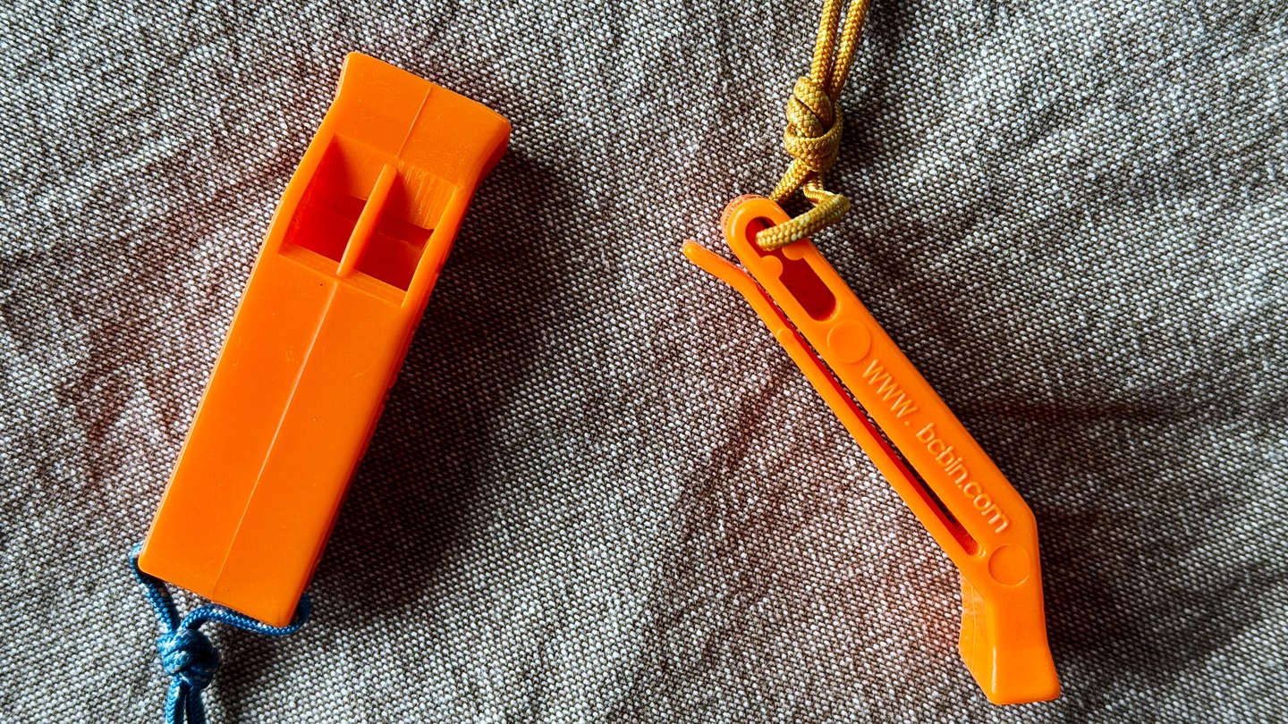 Sifflet orange de sécurité trail sans texte visible