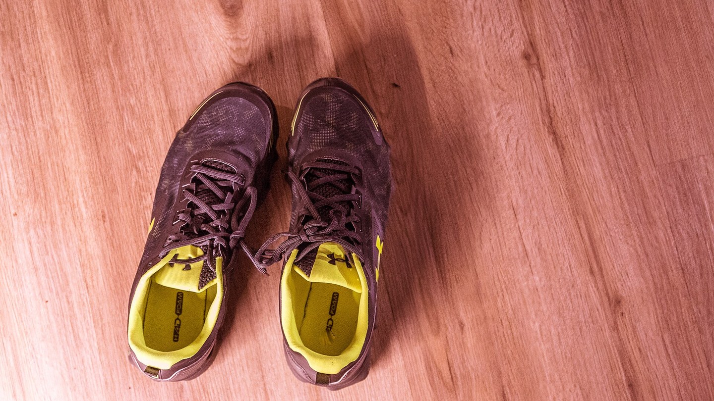 Paire de chaussures running posée au sol avant une sortie